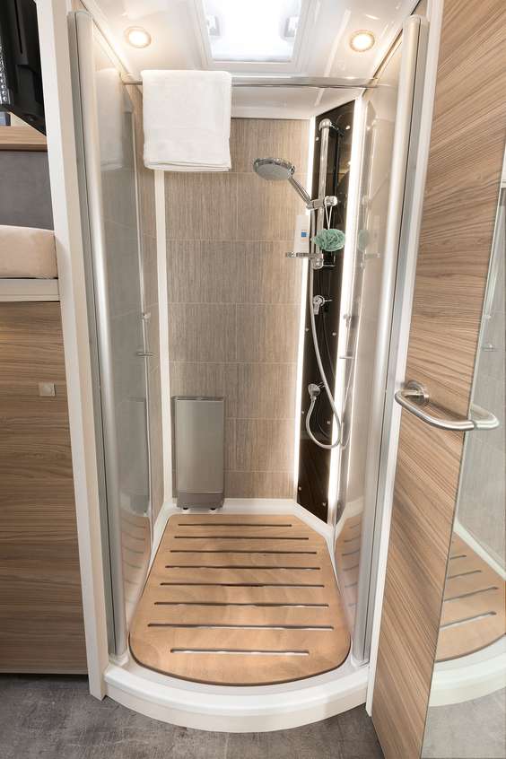 Den separata duschkabinen med plexiglasdörrar utlovar stor rörelsefrihet