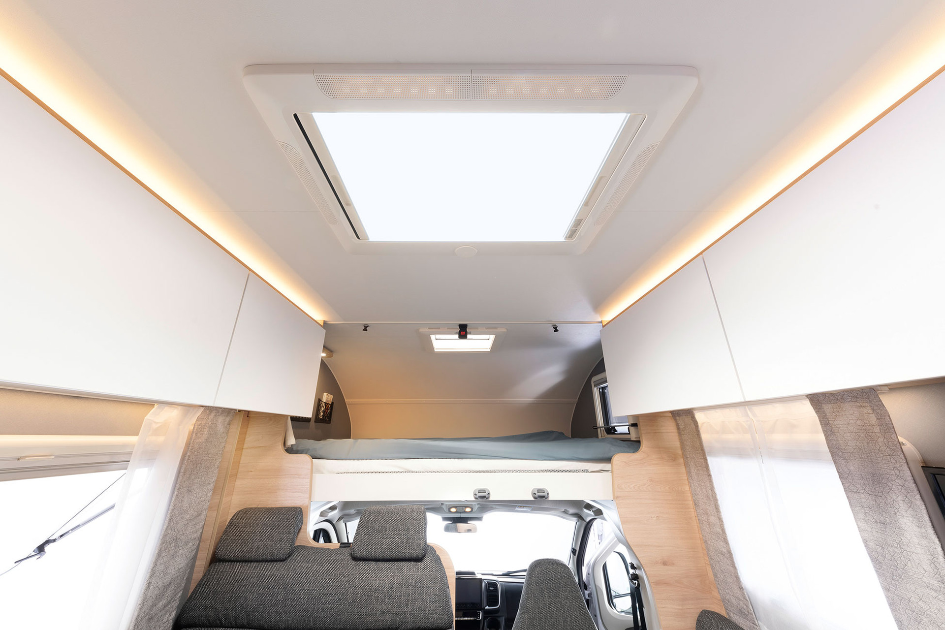 Det stora panoramatakfönstret ovanför sittgruppen ger ljus och rymd i fordonet.