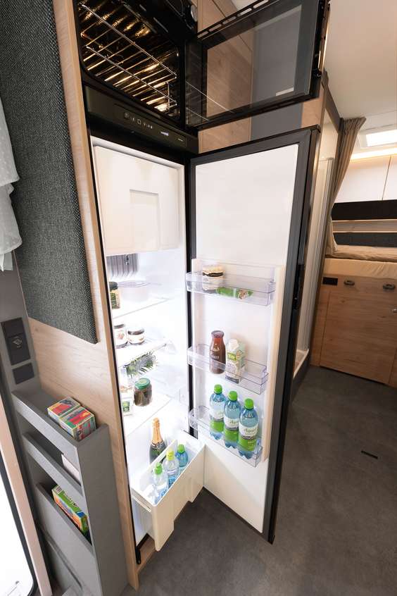 Det höga kylskåpet har en volym på 137 l inkl. ett frysfack på 15 l. AES-funktionen är mycket bekväm: Den ställer automatiskt om till optimal energiförsörjning.