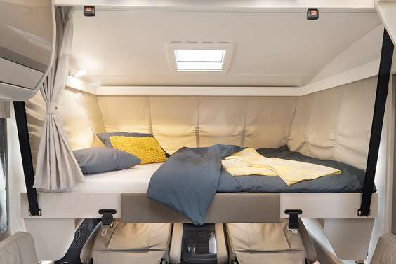 Taksängarna i de integrerade husbilarna erbjuder högsta tänkbara sovkomfort på en 200 x 150 cm stor liggyta – med elmanövrering som standard