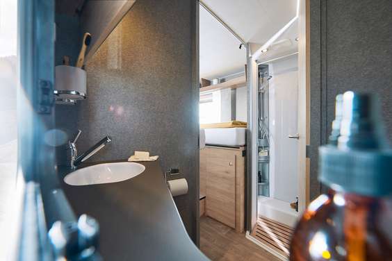 Högkvalitativa material och utföranden ger även badrummet en lyxig känsla. • T 7055 EB