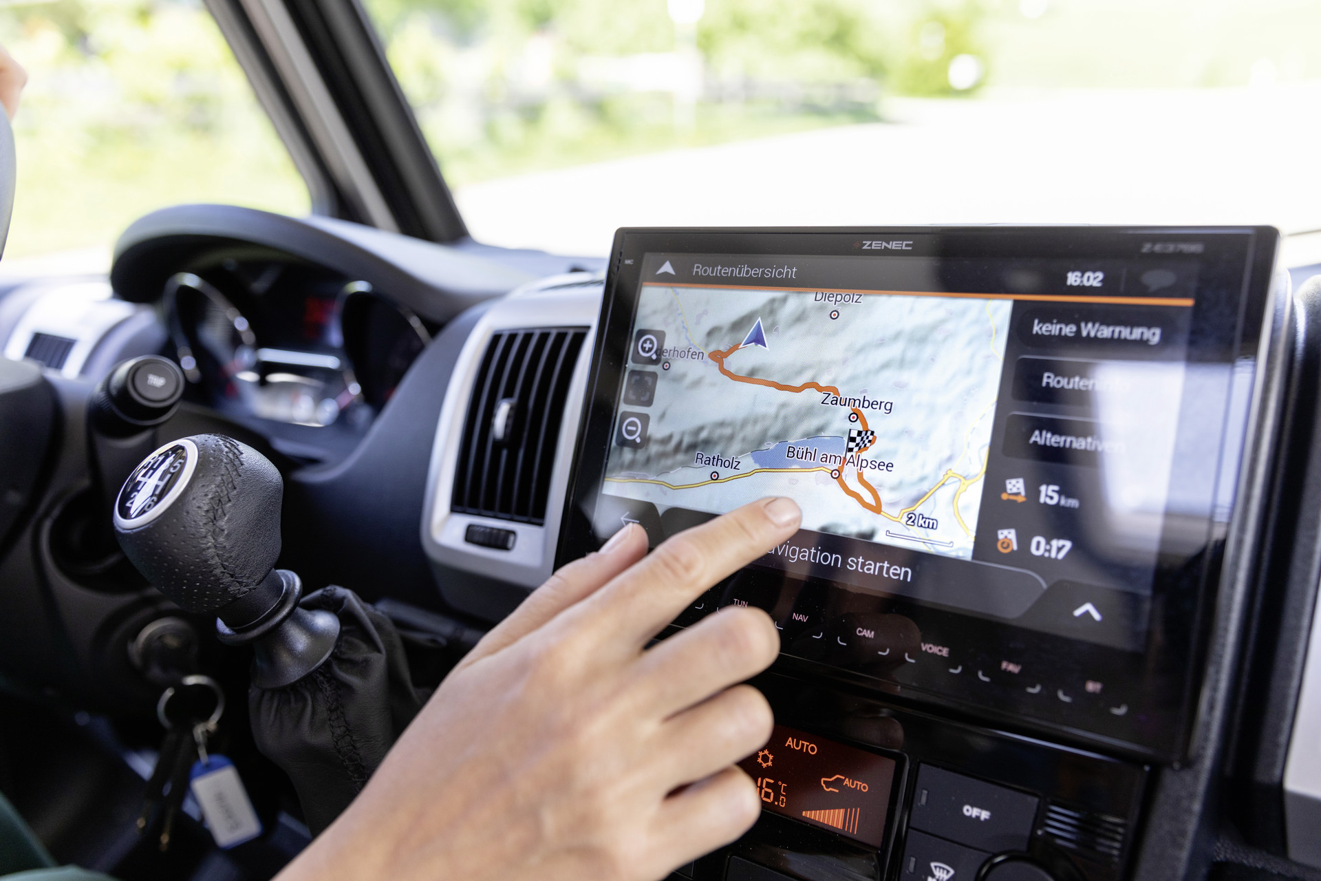 Dethleffs multimediapaket: Navigeringsenhet ZENEC Z-E3766EHG inkl. navigeringsprogram för camper vans och passande backkamera.
