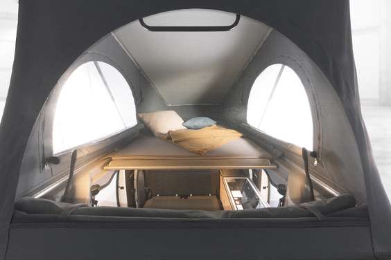 Det uppfällbara taket med panoramautsikt erbjuder två bekväma sovplatser med tallriksfjädrar och en liggyta på 1,20 x 2,00 m.