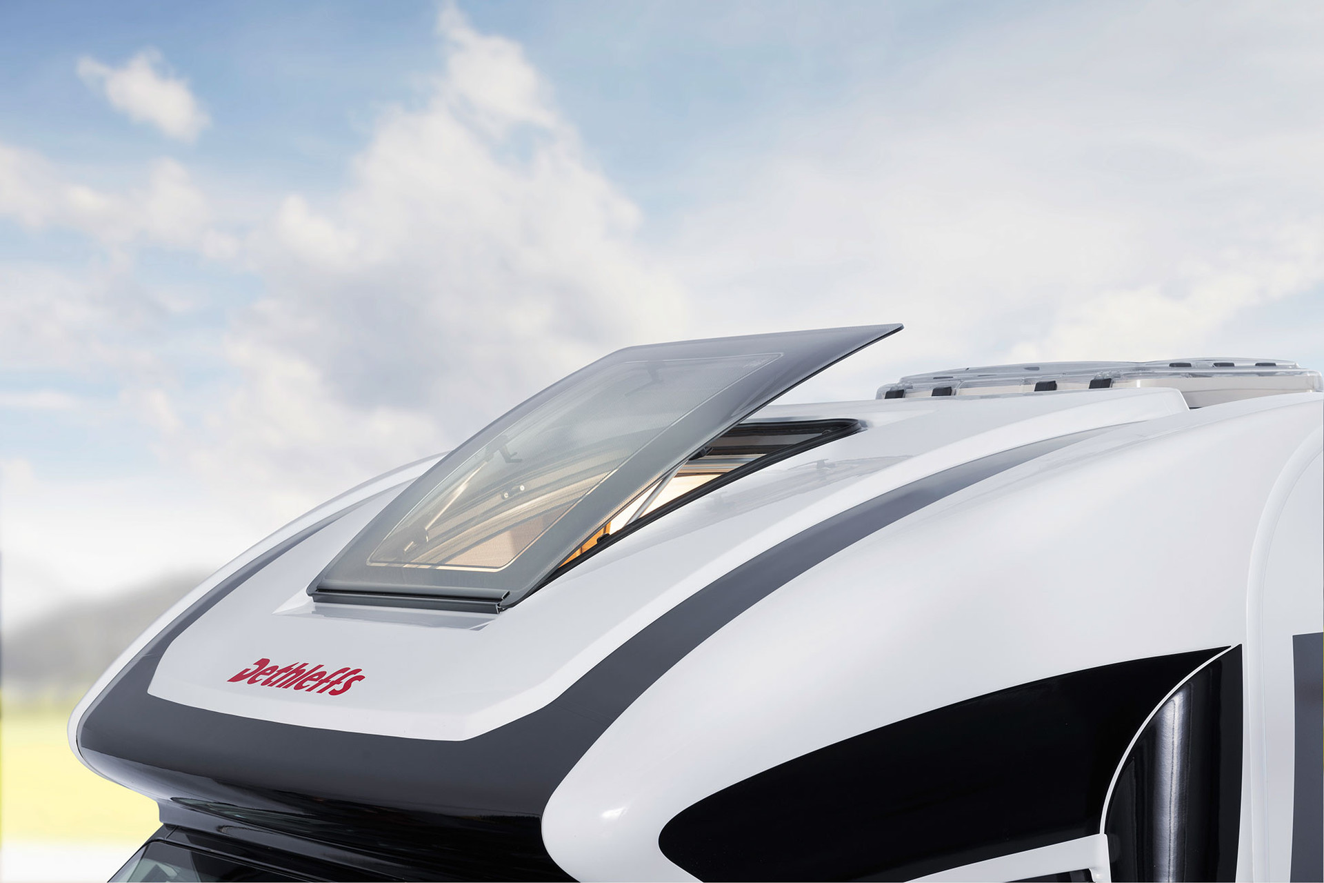 Det aerodynamiskt integrerade takfönstret i T-huven på de halvintegrerade modellerna skapar ljus och rymd i fordonet.