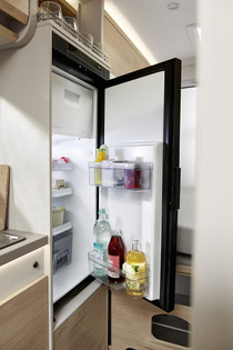 Det ergonomiskt placerade kylskåpet inkl. frysfack på 84 l rymmer mycket.