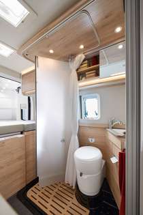Utrymmet utnyttjas perfekt tack vare den vikbara duschdörren med frostat glas och med duschkar under den bakre sängen.