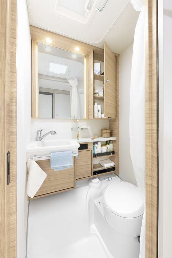 Camper® kan, med det kompakta badrummet, erbjuda allt för att kunna hålla sig fräsch under semestern • 550 ESK | Mount
