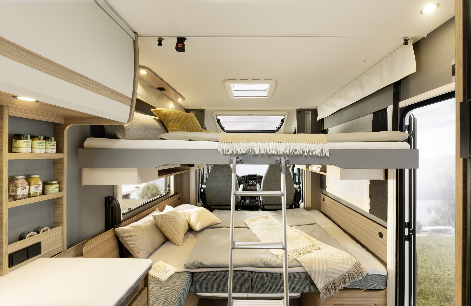 Auch 4 Schlafplätze sind möglich: Hubbett auf Mittelposition fahren und Sitzgruppe zum weiteren Bett umbauen. • T 6762