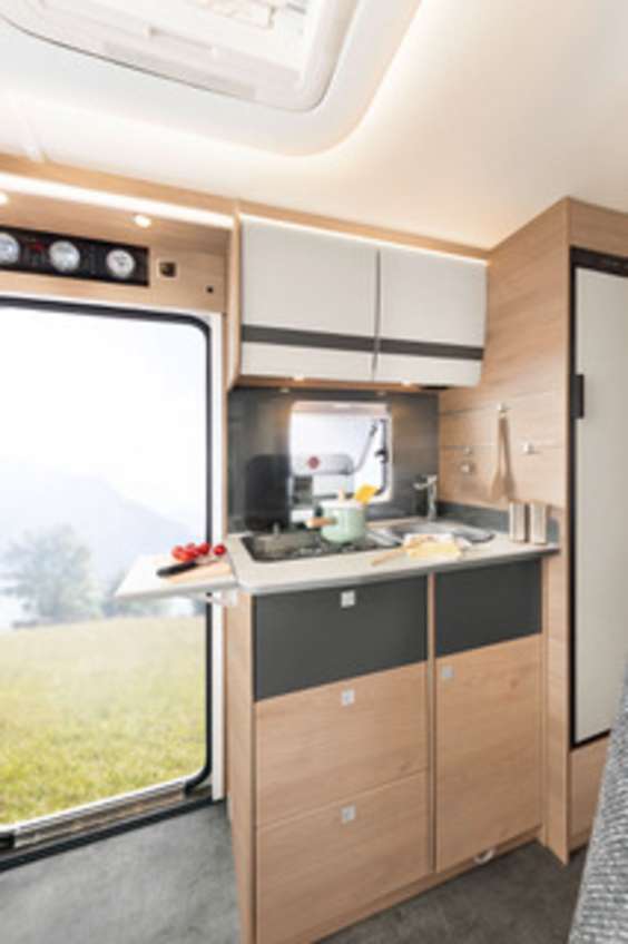 Kompakt men ändå komplett: fullt utrustat kök med varmvattenförsörjning, gasspis, stora lådor och kylskåp. • I 6