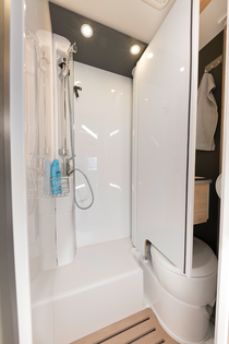 Duschkabinen! Tillsammans med den plastinklädda skjutdörren skapas en duschkabin som är vattenskyddad på alla sidor. En optimal användning av en kompakt yta.