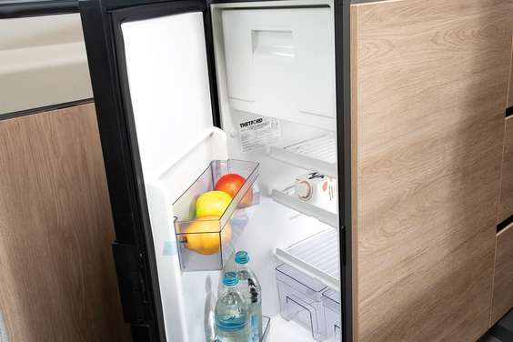 Rymmer mycket: Oavsett om de är installerade på kortsidan eller på ergonomisk höjd har alla kylskåp en volym på 84 liter inklusive frysfack.