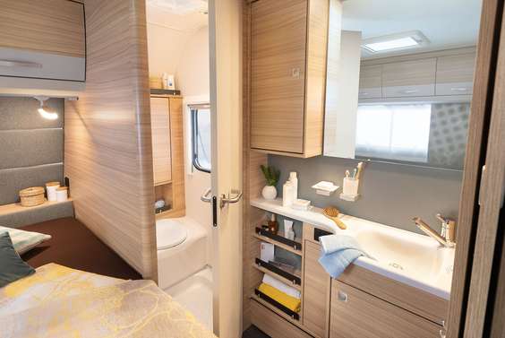 Bredvid den stora sängen finns hygienutrymmet: ett duschrum med toalett • 730 FKR | Galaxy
