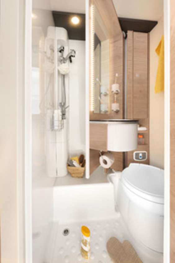 Stor plats på liten yta! Sväng bara runt den bakre väggen så blir badrummet till en plastinklädd duschkabin • I 1