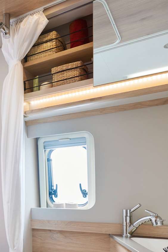 Rymligt badrumsskåp med säkring så inget kan ramla ut och skjutbar spegel plus ett ramfönster för optimal ventilation (90-årsjubileumsutrustning).