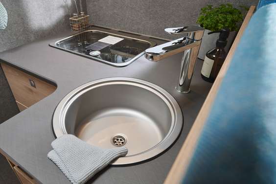 I den urtagbara vasken kan även stora grytor och stekpannor diskas tack vare den högt placerade vattenkranen.
