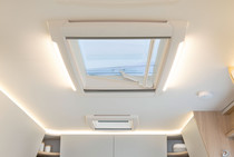Den stora panorama-takluckan med LED-belysning släpper in ljus och luft i fordonet (tillval)