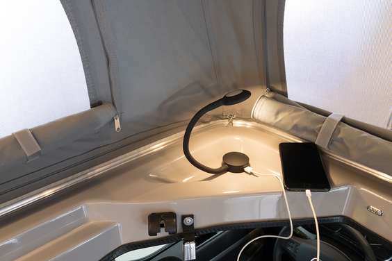 Två svanhalslampor med USB-uttag kan väljas till i det uppfällbara taket.