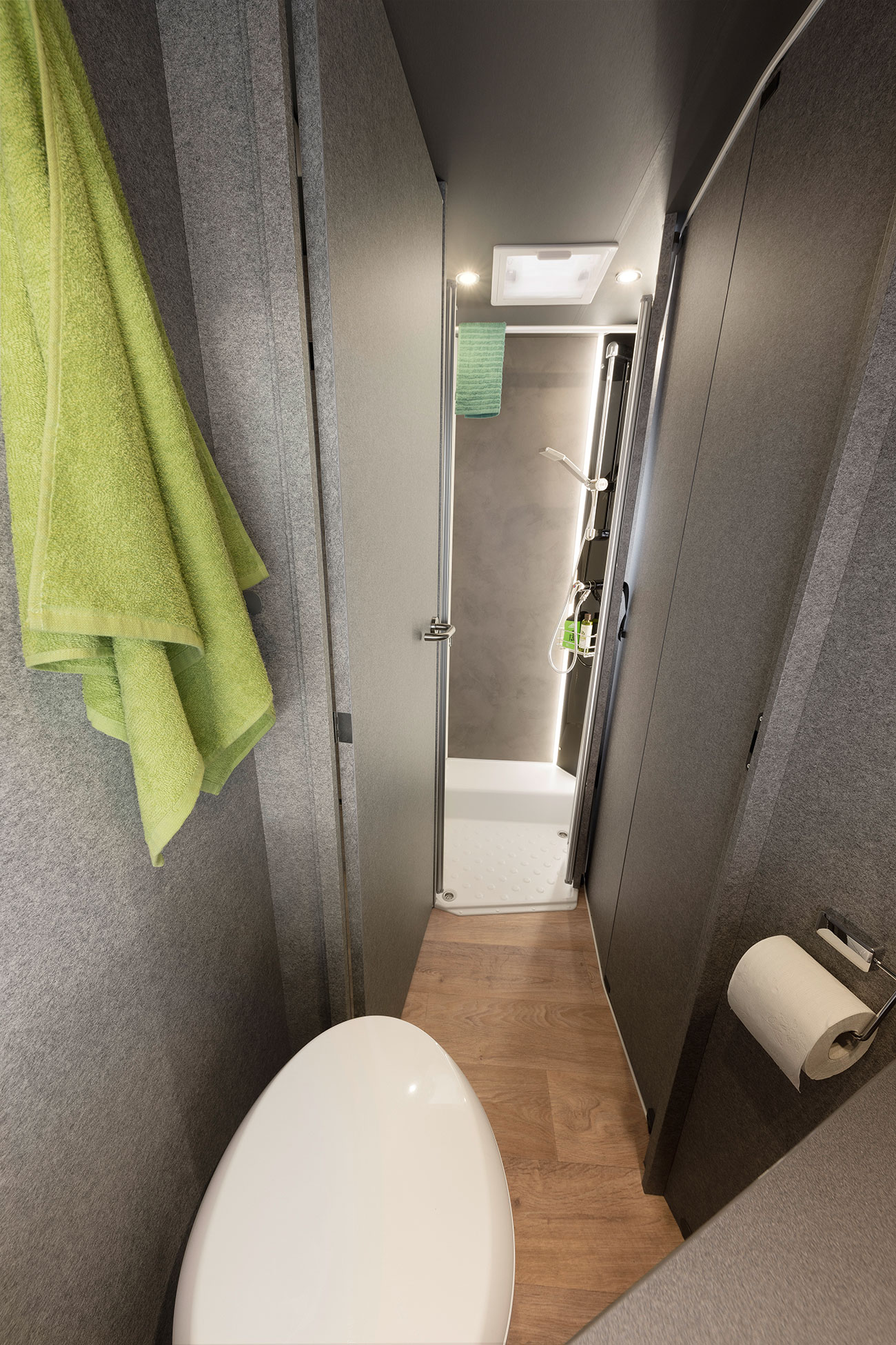 En smart lösning: Det reguljära badrummet (beroende på modell). Med badrumsdörren kan du stänga till genomgången till boytan. På så vis får du ett stort bad- och omklädningsrum för dig själv. En skjutdörr av trä skiljer av badrummet från sovrummet.
