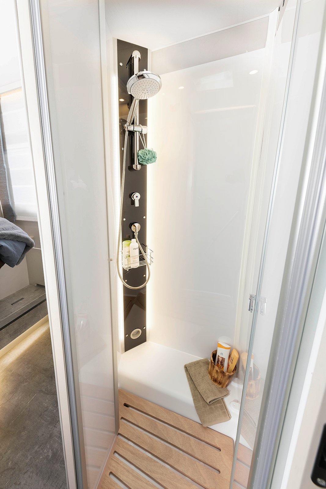 Stor duschkabin i modern design och stämningsbelysning skapar en trivsam miljö