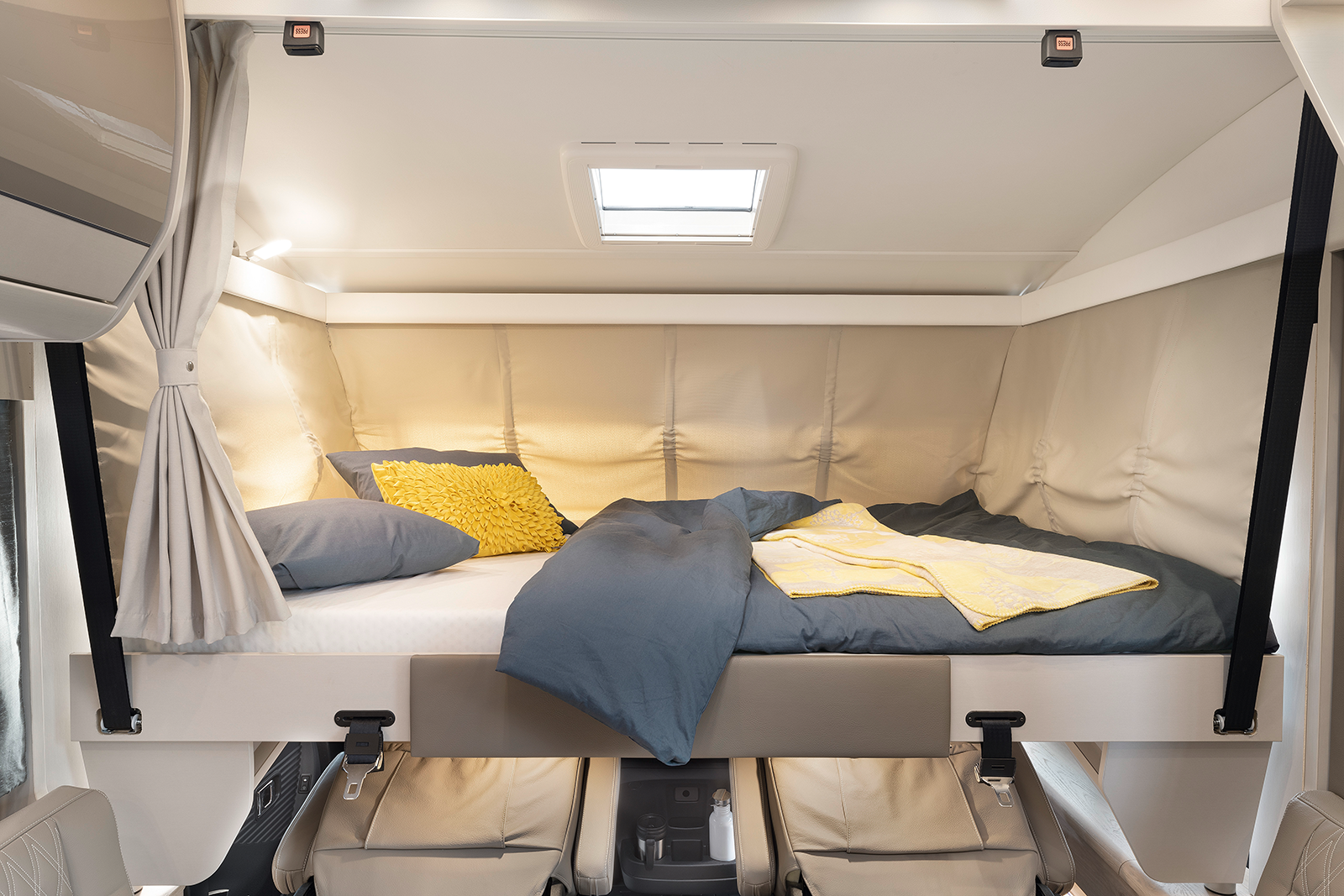 Taksängarna i de integrerade husbilarna erbjuder högsta tänkbara sovkomfort på en 200 x 150 cm stor liggyta – med elmanövrering som standard
